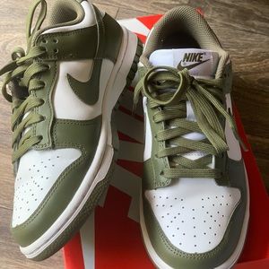 Nike Dunks Medium Olive